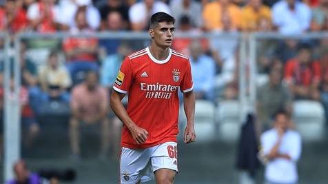 葡超加时末段走向成谜，纽约尼克斯防线松动，媒体盛赞，球探报告显示潜力